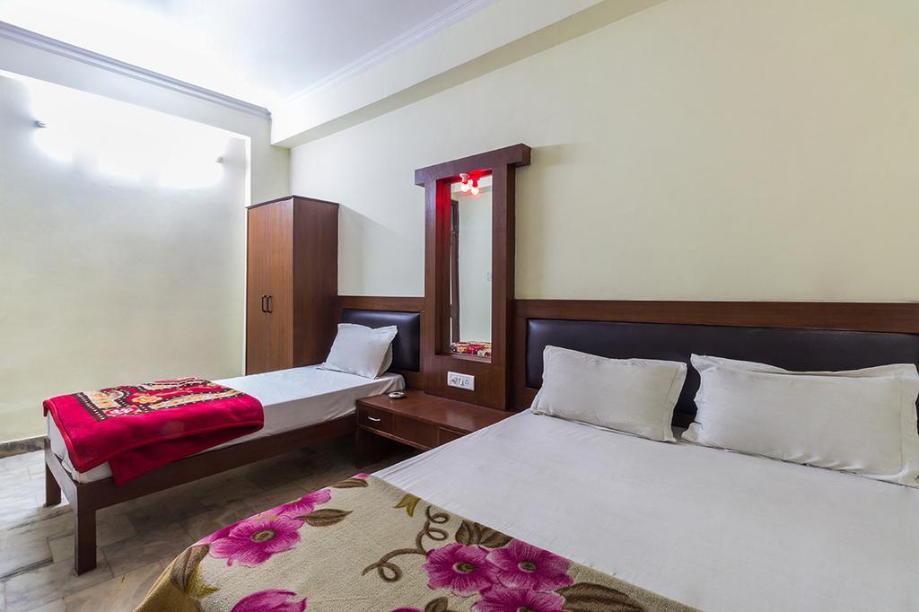 Sahara International Deluxe Hotel New Delhi Exterior photo